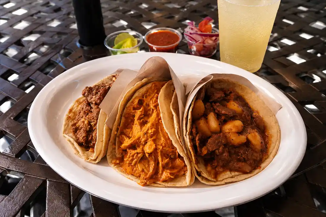 Tacos de guisado preparados en Los Dorados