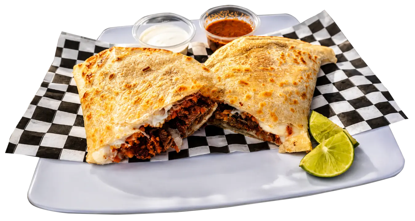 Quesadilla dorada rellena de guiso